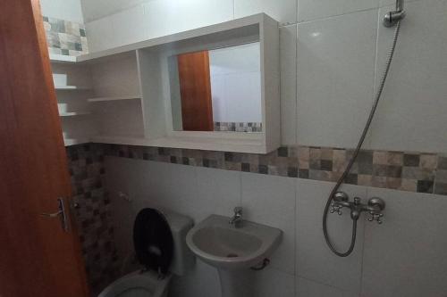 łazienka z toaletą i umywalką w obiekcie Departamento Para Hospedaje w mieście San Lorenzo