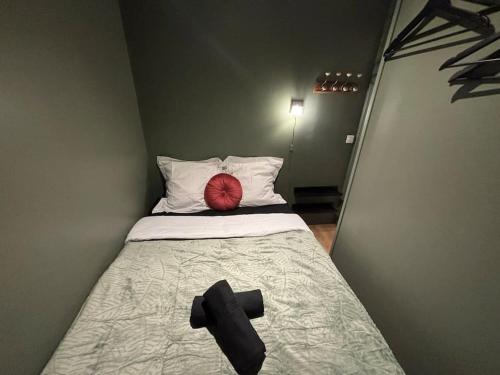 um quarto com uma cama com uma bola vermelha em Élégance Parisienne pour 4 personnes em Paris