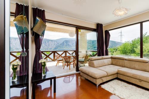 a living room with a couch and a table at Pensiunea Decebal Resort - Cazanele Dunarii in Dubova