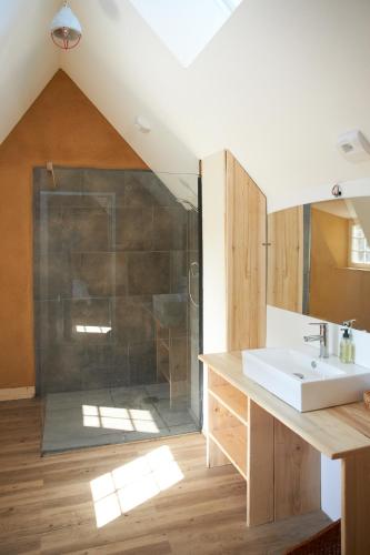 une salle de bain avec un lavabo et une douche dans l'établissement Ferme de Franqueville, à Sainte-Marie-du-Mont