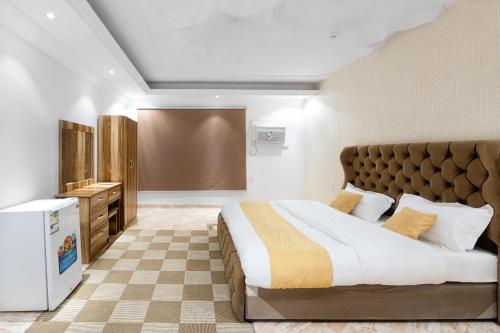 - une chambre avec un grand lit dans l'établissement درب البحر, à Djeddah