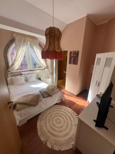 a bedroom with a bed and a window at Vila Restaurant Sofia in Marghita