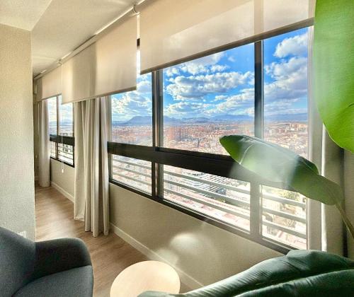 Pokój z dużym oknem z widokiem w obiekcie Luceros Sky w Alicante