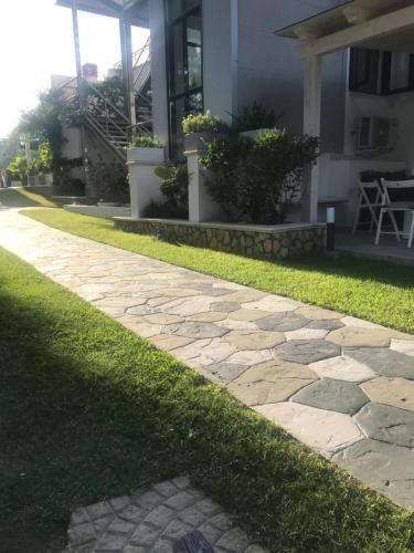 una pasarela de piedra frente a una casa en Hotel Ristorante Santa Maria, en Amantea