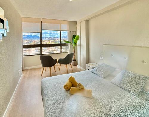 sypialnia z łóżkiem z ręcznikiem w obiekcie Luceros Sky w Alicante