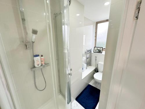 a bathroom with a shower and a toilet at Modern 3Bedroom 3 Bathroom Apartment with Private Garden- Maida Vale in London