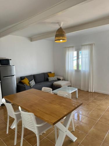 sala de estar con mesa y sofá en Apartamento Chapaleta, en Caleta de Sebo