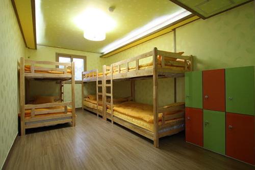 Bunk bed o mga bunk bed sa kuwarto sa Gyeongju Friend Guesthouse