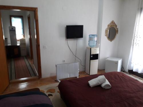 1 dormitorio con 1 cama y 2 toallas blancas en Rooms Struga en Struga