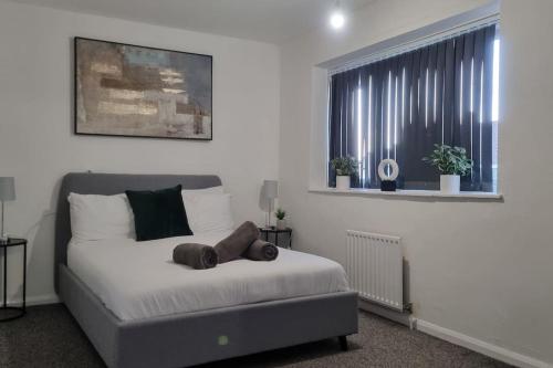 una camera da letto con un letto con un orsacchiotto sopra di The Lodge Manchester Airport Free parking Wi-Fi a Wythenshawe