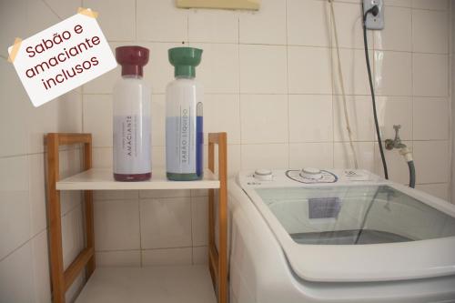 dos botellas de plástico sentadas en un estante en un baño en Praça do Campo Grande, 3 quartos, Ar em 2 quartos, Garagem, Elevadores, en Salvador