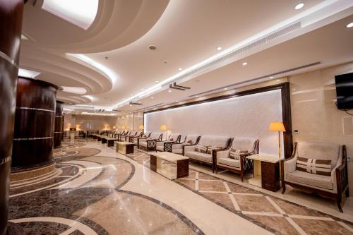 een wachtkamer met stoelen en een projectiescherm bij فندق سنود المروة in Mekka