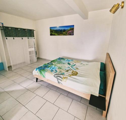 um quarto com uma cama num quarto em appartement T2 avec jacuzzi em Baie-Mahault
