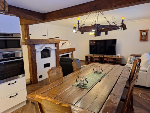 a dining room with a wooden table and a kitchen at Villa Lumia in Paranen
