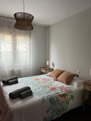 una camera da letto con un letto grande con due cuscini sopra di LA TERRAZA a Comillas
