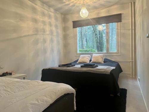 een slaapkamer met een bed en een raam bij Täysin remontoitu kaksio. Ilmainen pysäköinti! in Turku