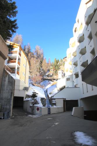 an empty parking lot in front of a building at Schöne Ferienwohnung im Zentrum von St. Moritz in St. Moritz