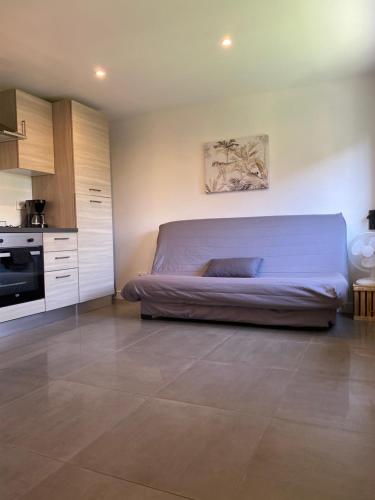 sypialnia z łóżkiem w rogu pokoju w obiekcie Studio Occitanie 20 m2 tout équipé avec jardin w mieście Muret