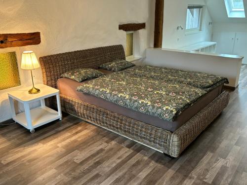 Cama en habitación con lámpara y mesa en Ruhige 2 Zimmer Wohnung, en Diegten