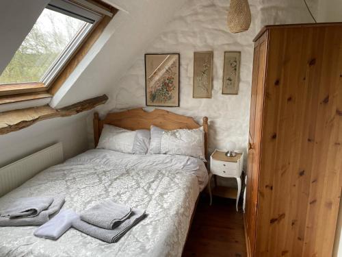 une chambre avec un lit avec des serviettes dessus dans l'établissement 6-Bed Farmhouse Sleeps 13 Pool & Pet Friendly, à Saint-Sauveur-de-Carrouges