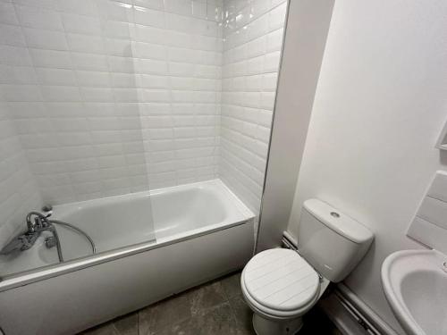 Kúpeľňa v ubytovaní Essex 2 Bedroom Flat near Station with Free Parking