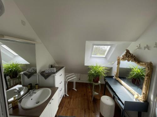 une salle de bain avec un lavabo et un miroir dans l'établissement 6-Bed Farmhouse Sleeps 13 Pool & Pet Friendly, à Saint-Sauveur-de-Carrouges