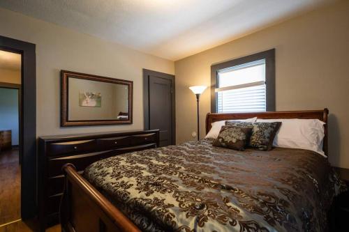 una camera con un grande letto e una finestra di Comfortable and close in to MU and Downtown a Columbia
