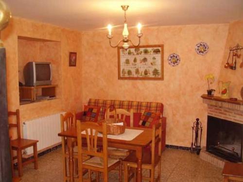 sala de estar con mesa de comedor y chimenea en Casa del Molinero en Río Mundo, Molino Pataslargas, en Cotillas