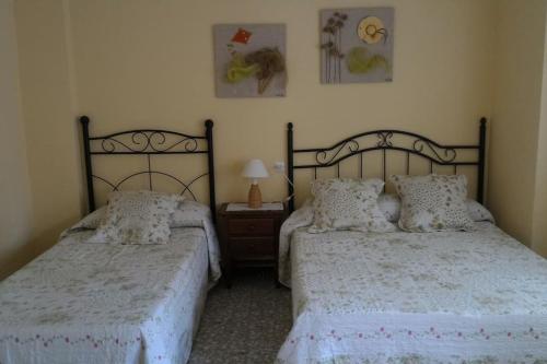 dos camas sentadas una al lado de la otra en un dormitorio en Casa del Molinero en Río Mundo, Molino Pataslargas, en Cotillas