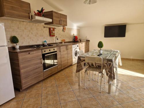 una cucina con tavolo e una sala da pranzo di PANORAMIC HOUSE -Santa Teresa di Riva- BANDIERA BLU a Santa Teresa di Riva