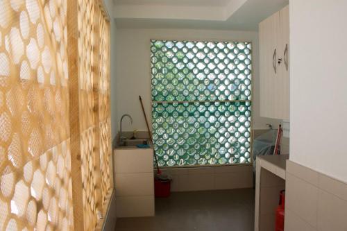 een keuken met een groot raam in een kamer bij TAUSI HOMES Sultan Palace Beach Resort in Kilifi