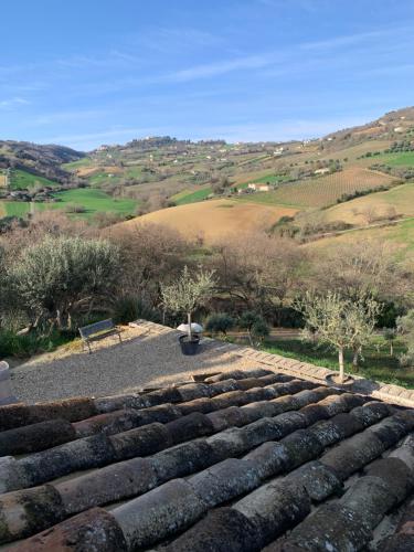 a view of the hills from the roof of a house at Bed en bubbels bennie en liisa in Ripatransone