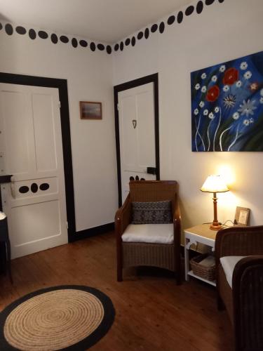 un salon avec une chaise et une table dans l'établissement Chambre d'hôte & coin petit-déjeuner, à Camaret-sur-Mer
