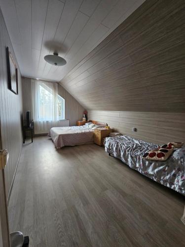 Habitación grande con 2 camas. en Svečiu Namai en Pagiriai