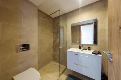 een badkamer met een douche, een toilet en een wastafel bij Belle vue, noria golf in Marrakesh