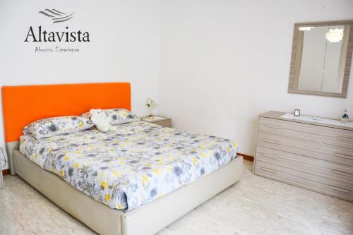 AltaVista في Ari: غرفة نوم مع سرير مع دمية دب عليها