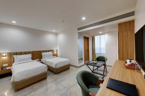 Postel nebo postele na pokoji v ubytování Comfort Inn Sapphire Chandkheda, Ahmedabad