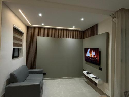 - un salon avec un canapé et une télévision murale dans l'établissement Diamonds Luxury Apartments, à Marsalforn