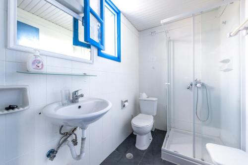 uma casa de banho com um lavatório, um WC e um chuveiro em Bluu Bahari Hotel em Cárpatos