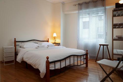 Charming 1Bd apartment in Athens في أثينا: غرفة نوم بسرير كبير ونافذة