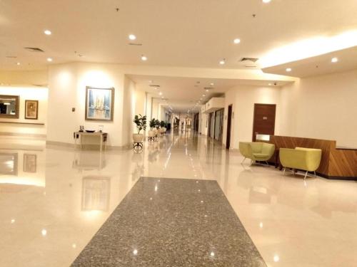 um lobby de um hospital com cadeiras e um corredor em White Suite At Berjaya Times Square (Bukit Bingtang) em Kuala Lumpur