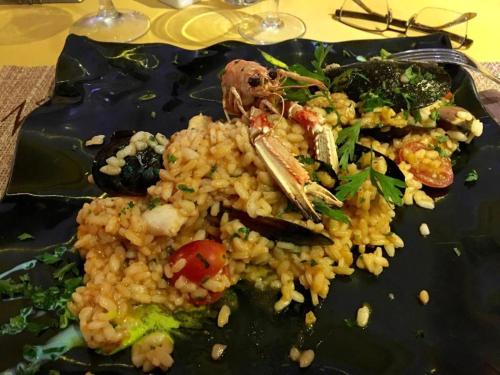 einen Teller mit Reis und Gemüse auf dem Tisch in der Unterkunft Tenerife Royal Gardens - Las Vistas TRG - Viviendas Vacacionales in Playa de las Americas