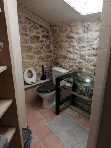 La salle de bains est pourvue de toilettes et d'une table en verre. dans l'établissement Ici Chai Vous, à Montaut