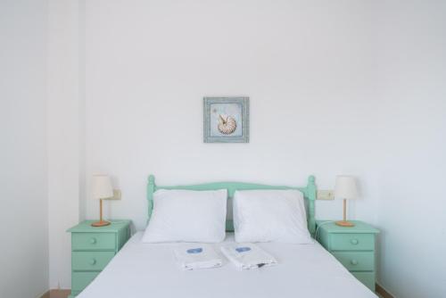 Postel nebo postele na pokoji v ubytování WeHostYou - Bel Appartement Roses, Margarida 43