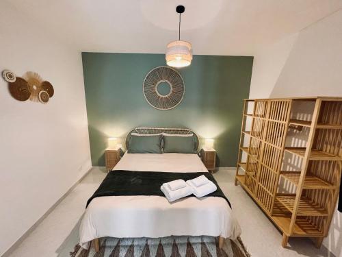 um quarto com uma cama com dois livros em Casa Antonia - Brand-new flat in the old town em Conversano