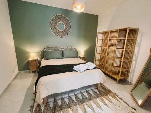 um quarto com uma cama com uma parede verde em Casa Antonia - Brand-new flat in the old town em Conversano
