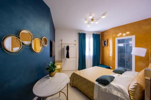 a bedroom with a bed and mirrors on the wall at Ars de mar in Martinsicuro