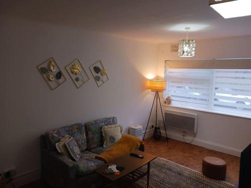 uma sala de estar com um sofá e uma janela em Stanmore em Stanmore