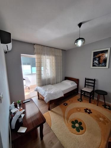 een woonkamer met een bed en een tafel bij Ergi's Host Apartment in Krujë