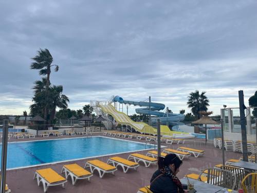 une piscine avec toboggan et un parc aquatique dans l'établissement Camping lac des rêves, à Lattes